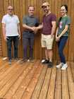 Gewinner des Gewinnspiels bei den Burger Terrassentagen erhält einen Preis von Burger Holz