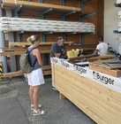 Besucherinnen und Besucher bei den Burger Terrassentagen im Holzfachmarkt Rottersdorf
