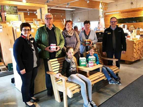 Das Familienunternehmen Burger freut sich mit den Gewinnern des Burger Holzfest Gewinnspiels. Vlnr.: Frau Maria Burger, Herr Franz Stiefsohn, Frau Völkl, Frau Renate Mallmann und Herr Franz Burger.