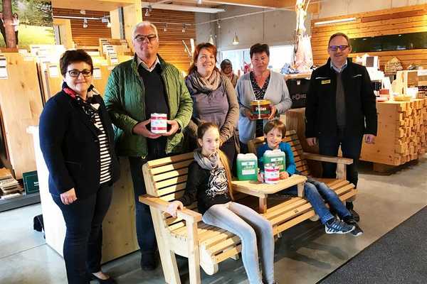 Das Familienunternehmen Burger freut sich mit den Gewinnern des Burger Holzfest Gewinnspiels. Vlnr.: Frau Maria Burger, Herr Franz Stiefsohn, Frau Völkl, Frau Renate Mallmann und Herr Franz Burger.