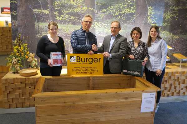 Die Gewinner des Burger Holzfest Gewinnspiels in Rottersdorf. Vlnr.: Mai-Tech Terrassenöl 5l, Carina Erber; Hochbeet TOP-Aktion Bausatz, Herr Wölfl Leopold; Franz Burger; Akku-Bohrschrauber, Englmaier Martina