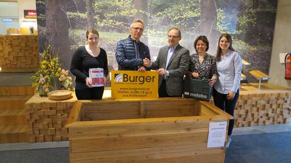 Die Gewinner des Burger Holzfest Gewinnspiels in Rottersdorf. Vlnr.: Mai-Tech Terrassenöl 5l, Carina Erber; Hochbeet TOP-Aktion Bausatz, Herr Wölfl Leopold; Franz Burger; Akku-Bohrschrauber, Englmaier Martina